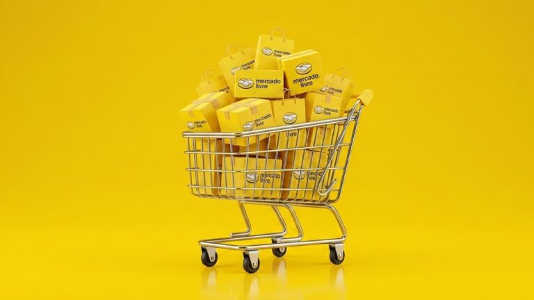 Consumidora sorridente com smartphone nas mãos ao lado de pacote de entrega do Mercado Livre