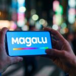 Smartphone exibindo compras no aplicativo do Magazine Luiza com iluminação bokeh