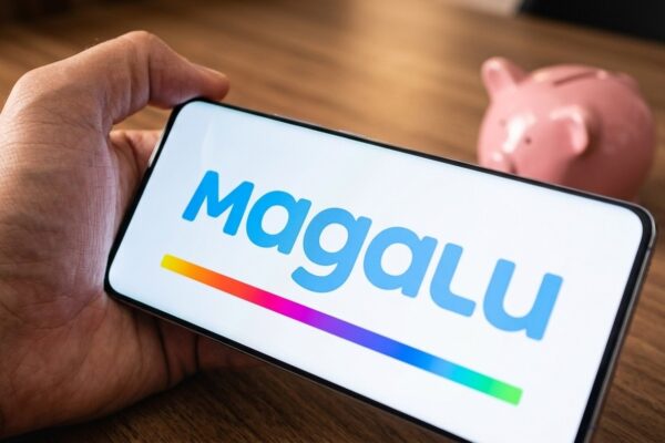 Smartphone exibindo aplicativo do Magazine Luiza e cofrinho ilustrando cupom de economia de até R$ 300