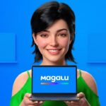 Apresentadora virtual Lu do Magalu segurando notebook novo com cupons de desconto para modelos Intel