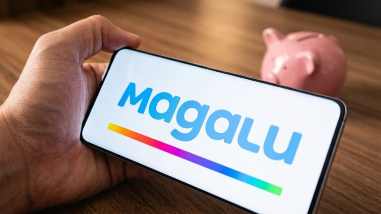 Smartphone com aplicativo do Magazine Luiza e cofrinho de economia em estúdio 3D