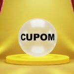Comprador com pacotes oficiais de entrega do Mercado Livre ilustrando pacote com 5 novos cupons de até 50% OFF e R$ 500