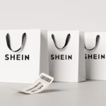 Consumidora feliz aproveitando super descontos e cupons da SHEIN em compras pelo celular