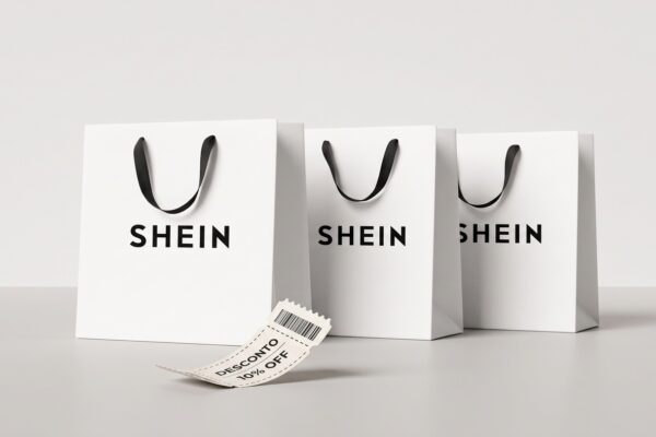 Consumidora feliz aproveitando super descontos e cupons da SHEIN em compras pelo celular