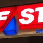 Letreiro luminoso oficial da Fast Shop para matéria de cupons de desconto e ofertas