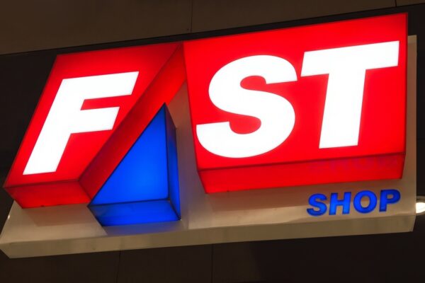 Letreiro luminoso oficial da Fast Shop para matéria de cupons de desconto e ofertas