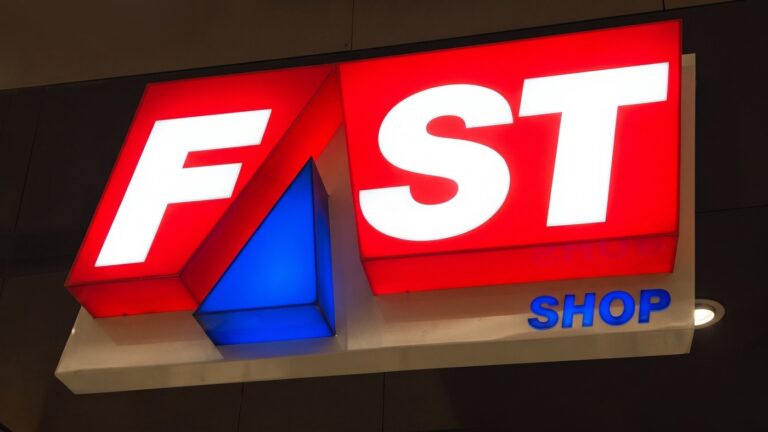 Letreiro luminoso oficial da Fast Shop para matéria de cupons de desconto e ofertas
