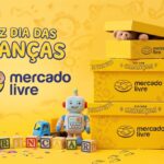 Família feliz com brinquedos e itens infantis ilustrando cupons de até 20% OFF no Mercado Livre