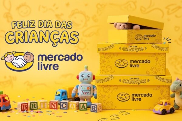 Família feliz com brinquedos e itens infantis ilustrando cupons de até 20% OFF no Mercado Livre