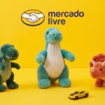 Consumidores selecionando brinquedos e produtos infantis com desconto de até 20% OFF no Mercado Livre