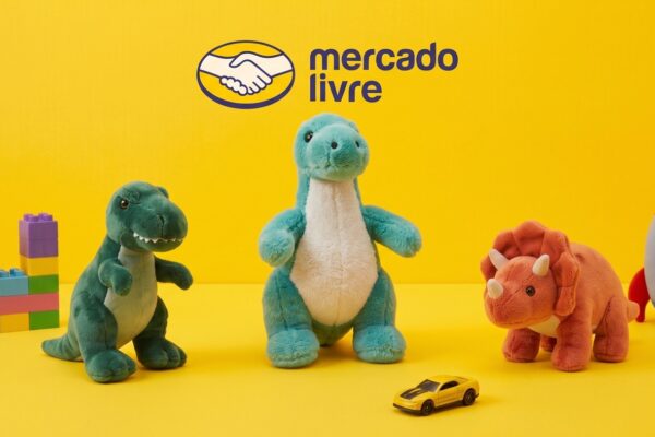 Consumidores selecionando brinquedos e produtos infantis com desconto de até 20% OFF no Mercado Livre