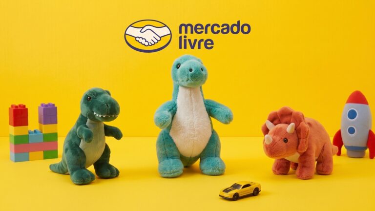 Consumidores selecionando brinquedos e produtos infantis com desconto de até 20% OFF no Mercado Livre