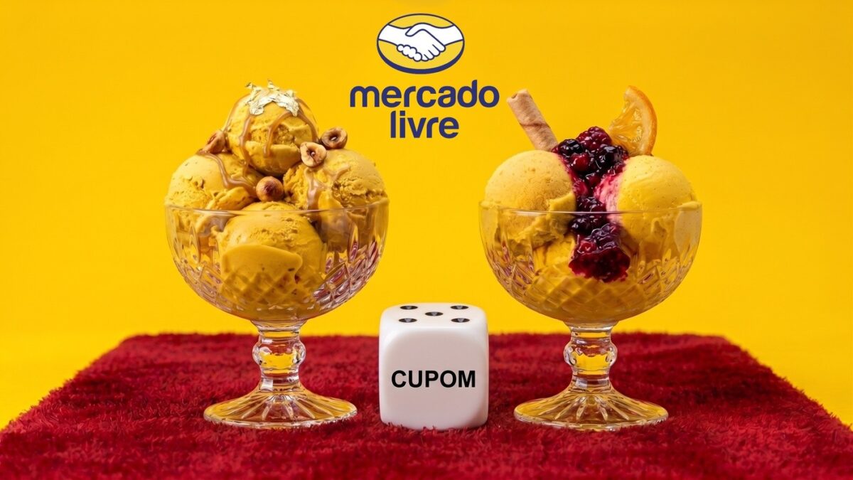 Consumidora com celular e encomendas do Mercado Livre ilustrando cupom ativado direto no link