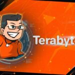 Mascote e arte oficial da TerabyteShop em fundo laranja de alta performance para matéria de cupons de hardware