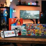Console Nintendo Switch OLED sobre mesa gamer de madeira com caixas de jogos e iluminação ambiente