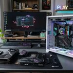 Bancada de montagem de PC Gamer com placa de vídeo, placa-mãe e gabinete aberto com iluminação RGB