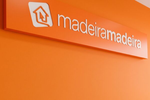 Fachada com logotipo da MadeiraMadeira em destaque com promoções para móveis e decoração