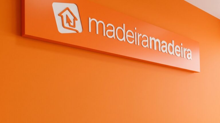 Fachada com logotipo da MadeiraMadeira em destaque com promoções para móveis e decoração