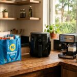 Bancada de cozinha moderna em madeira com air fryer, cafeteira expresso e sacola do Magazine Luiza