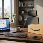 Notebook moderno e caixa de entrega da Amazon sobre mesa de escritório durante a Mega Oferta Prime