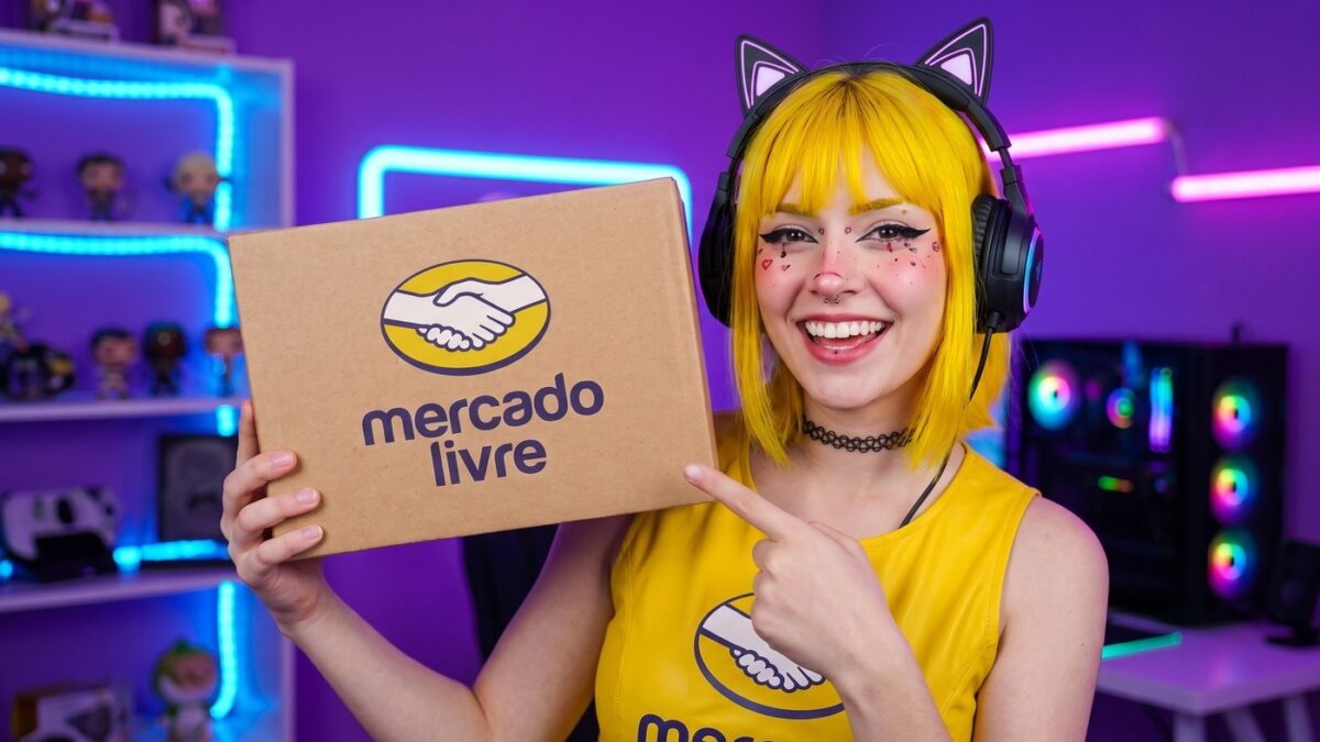 Jovem apontando para caixa de encomendas do Mercado Livre em estúdio tecnológico iluminado