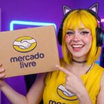 Jovem apontando para caixa de encomendas do Mercado Livre em estúdio tecnológico iluminado