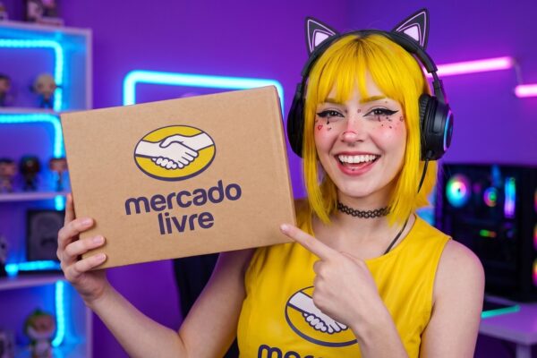 Jovem apontando para caixa de encomendas do Mercado Livre em estúdio tecnológico iluminado