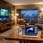 Ecossistema Samsung com smart TV na parede, notebook Galaxy Book e smartphone Galaxy na mesa