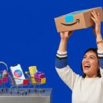 Caixas de entrega Amazon Prime com laço azul e smartphone exibindo cupons de desconto