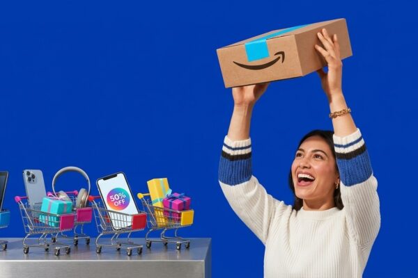Caixas de entrega Amazon Prime com laço azul e smartphone exibindo cupons de desconto